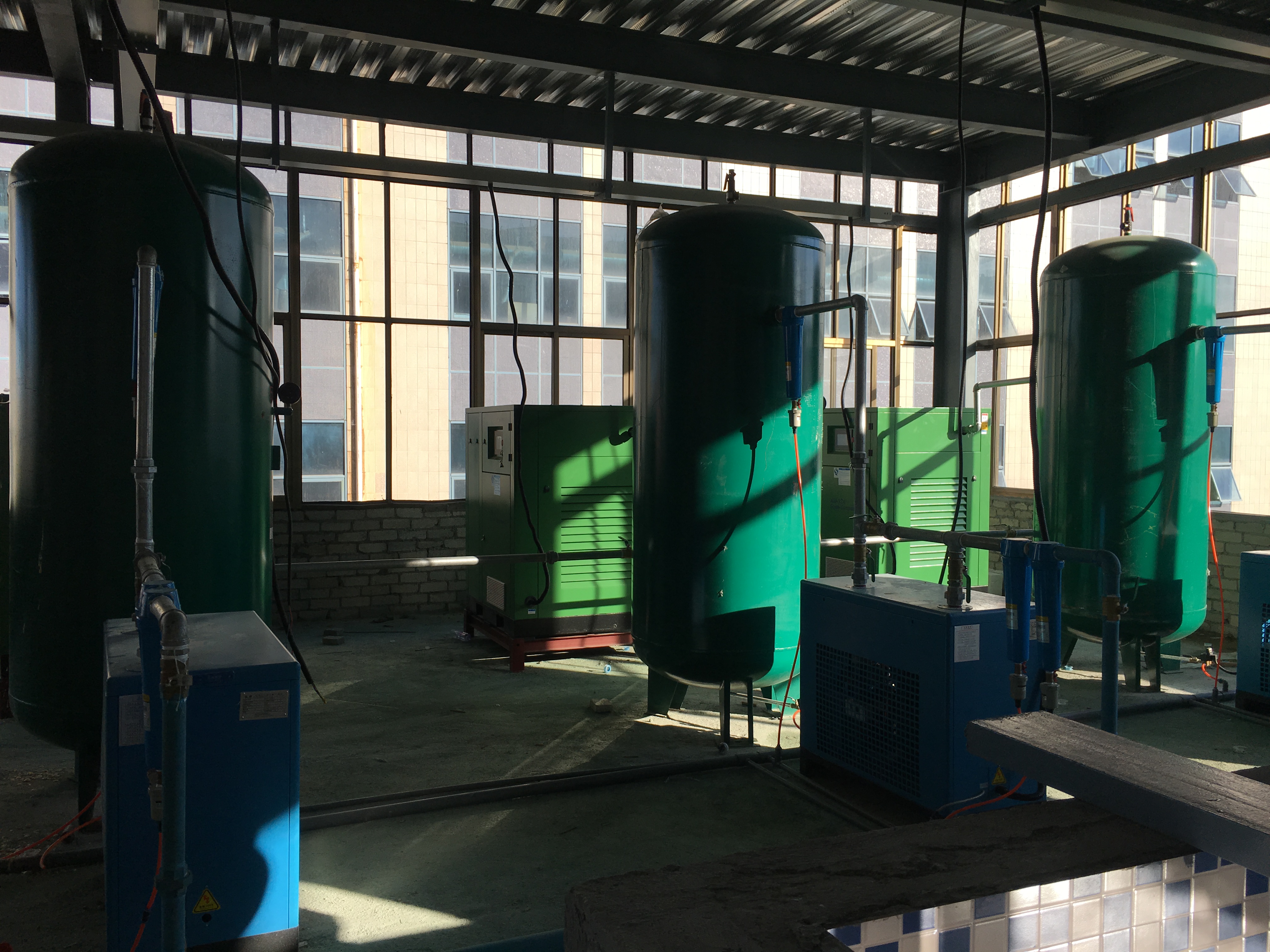 【航艦】50HP37KW永磁變頻節(jié)能螺桿機(jī)安裝現(xiàn)場(chǎng)